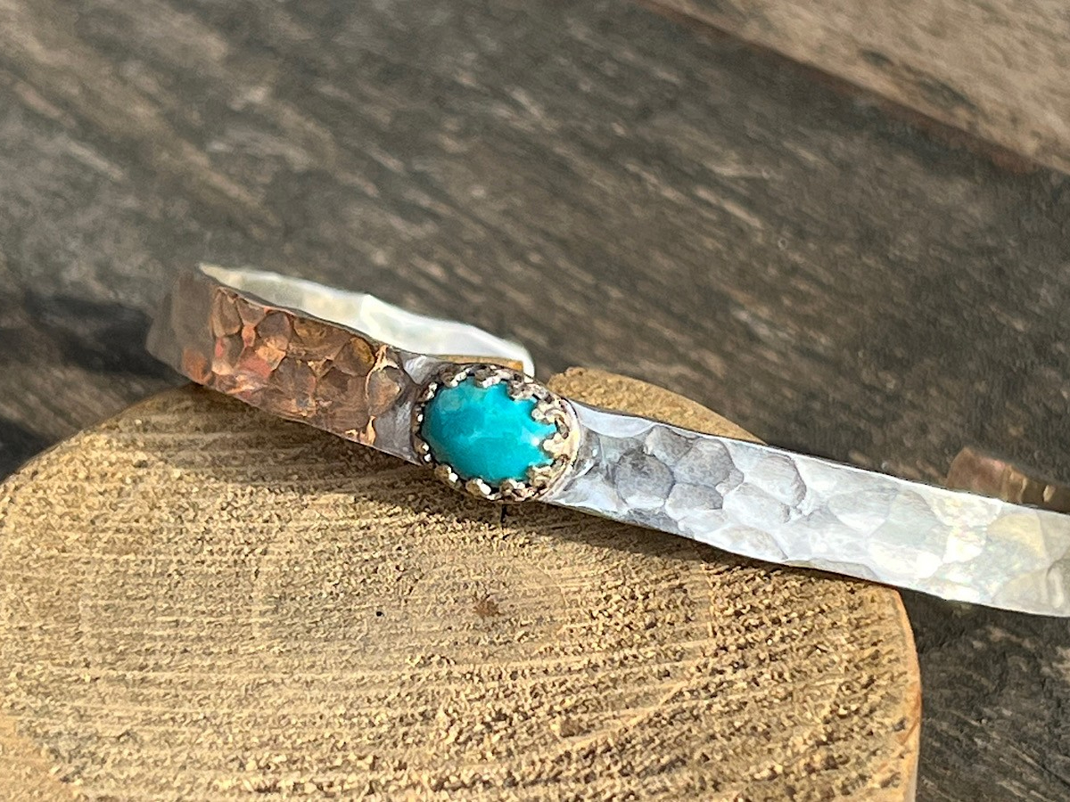 奈良県・天理市】銀板にパーツを付けたり、柄・文字などを打ち付け作成