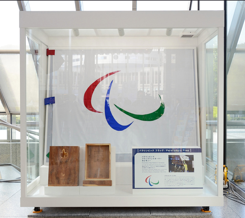 都庁に、オリンピック・パラリンピック フラッグの展示コーナーを開設