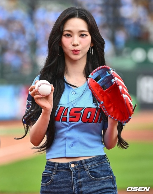 PHOTO】aespaのKARINA、始球式に登場…圧倒的な美貌 - Kstyle