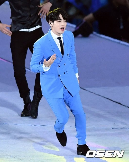 PHOTO】SHINee ジョンヒョン「SMTOWN LIVE」ソウル公演でステージ披露