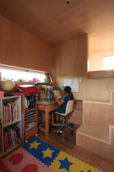 秘密基地気分も味わえちゃう？！空間を上手に仕切った子供部屋｜SUVACO