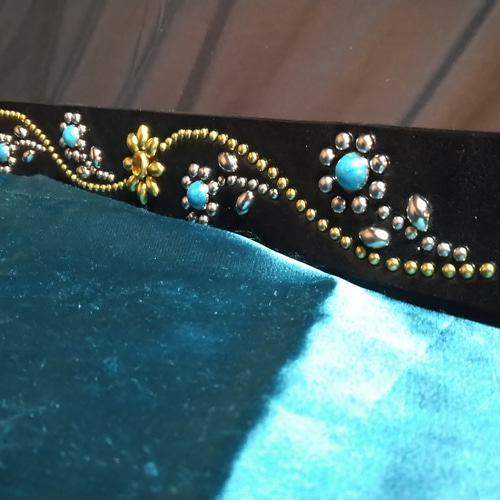 栃木レザーツタ＆フラワースタッズベルト ブラス＆ニッケル その他