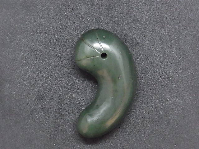 出雲石製勾玉 （碧玉） 古墳時代 - Chagamocraft (チャガモクラフト)