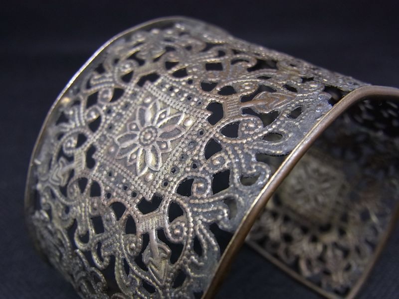 貴州ミャオ族のシルバーバングル(ミャオ銀) 透かし彫り - Chagamocraft