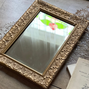 上品なゴールドフレームが素敵なミラー（鏡）イギリスアンティーク