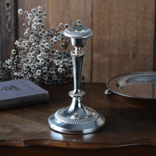 きりりとした印象のシルバープレートキャンドルスタンド イギリス
