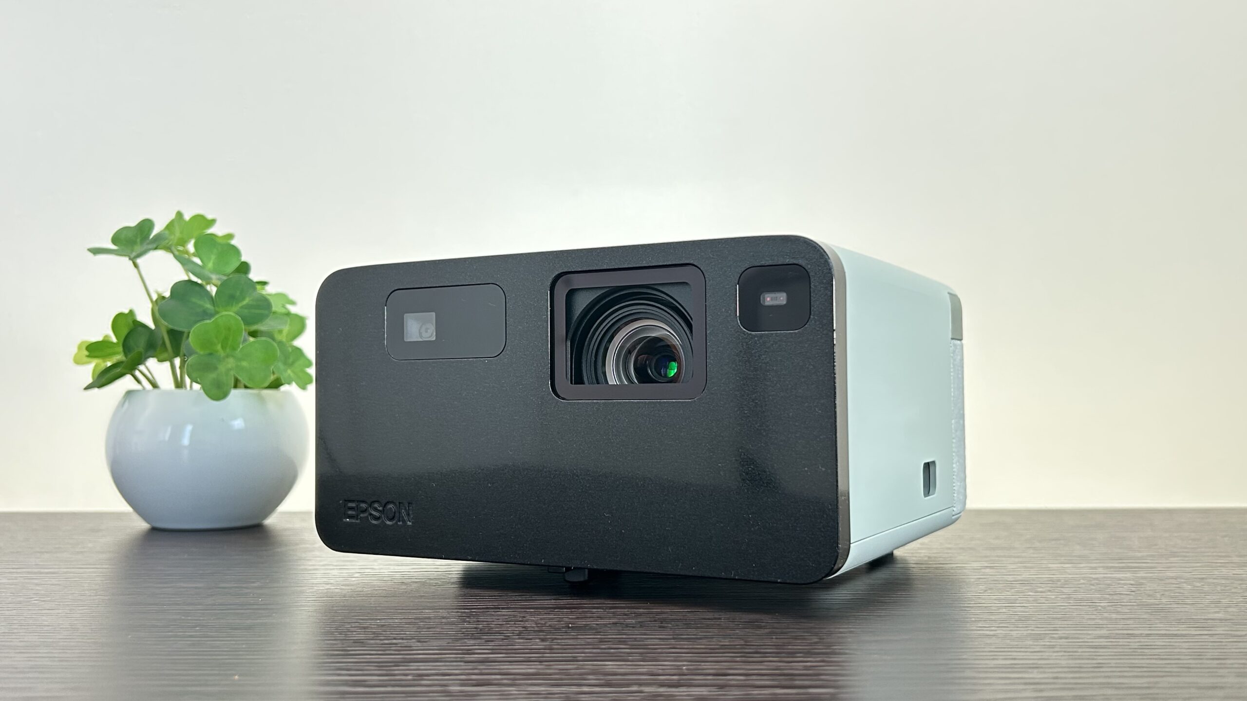 独自データと写真で語る】EPSON EF-21を徹底レビュー【レーザー3LCDで