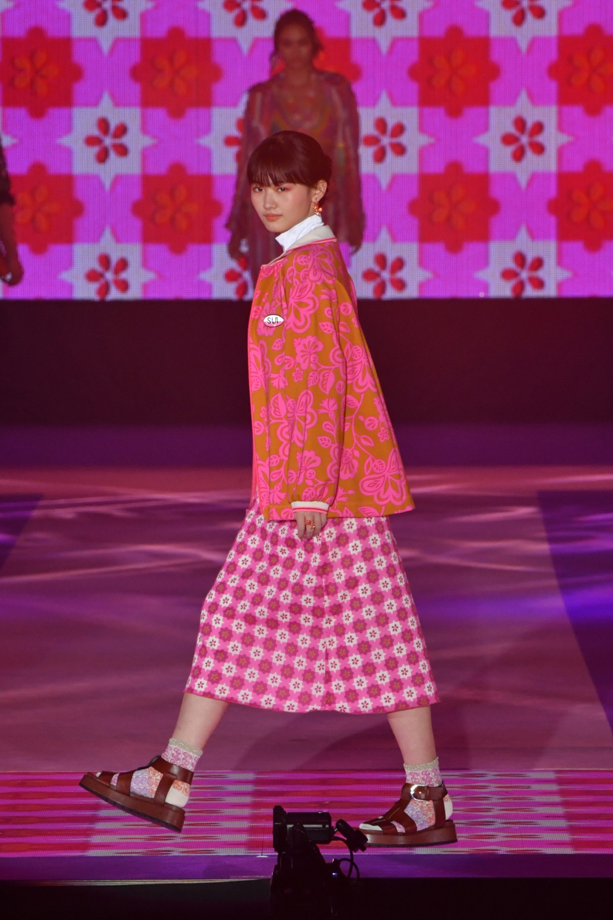 GirlsAward】櫻坂46山崎天、ピンクコーデで魅了 キュートな“ウインク