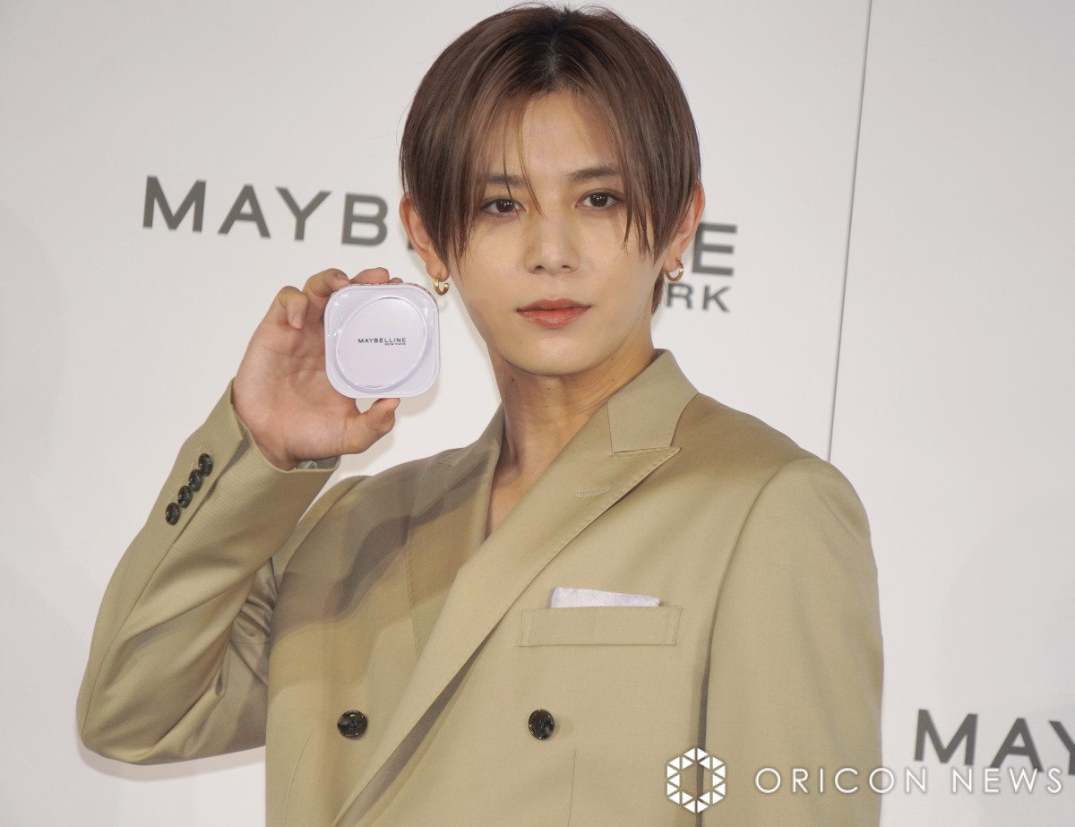 山田涼介、斬新なチョコレートに囲まれ甘い笑顔「これ食べれるんですか