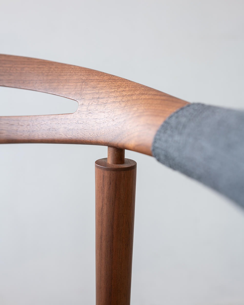 現品SALE］日進木工 アームチェア ウォールナット材 / ウレタン塗装