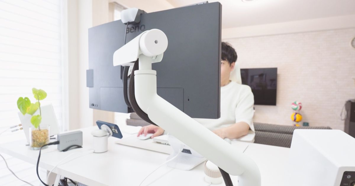 なめらかな操作性がクセになる『COFO 無重力モニターアーム Pro