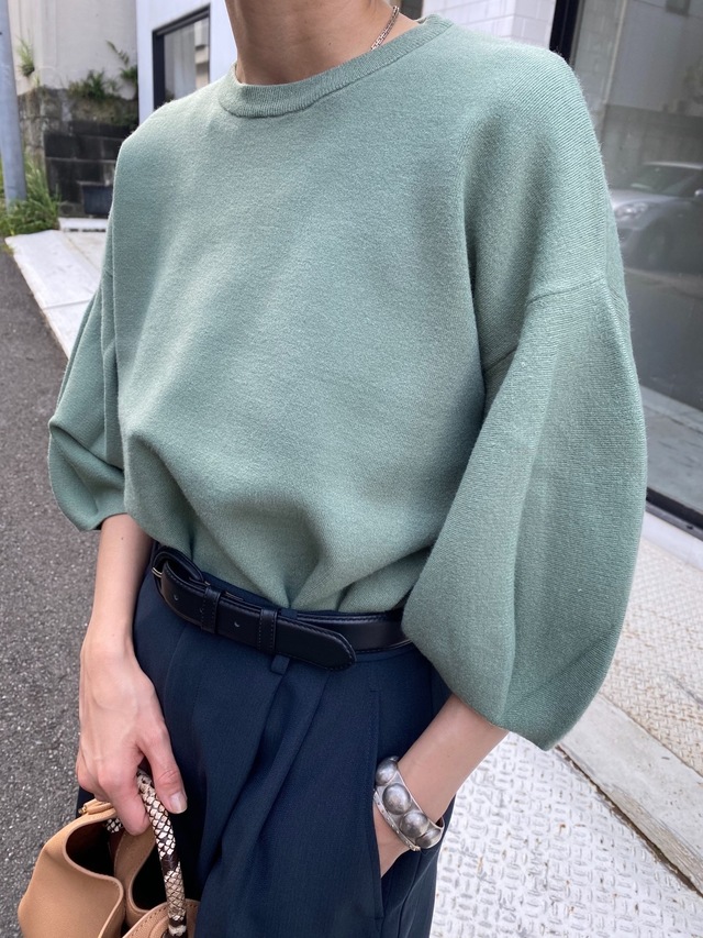 オンオフ問わず使える、シンプルなデザイントップス「BALOON SLEEVE