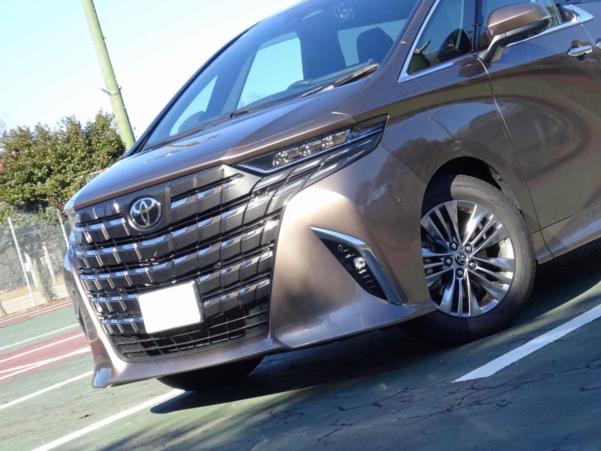 トヨタ新型アルファードに純正18インチ＆ピレリ製スタッドレスを装着