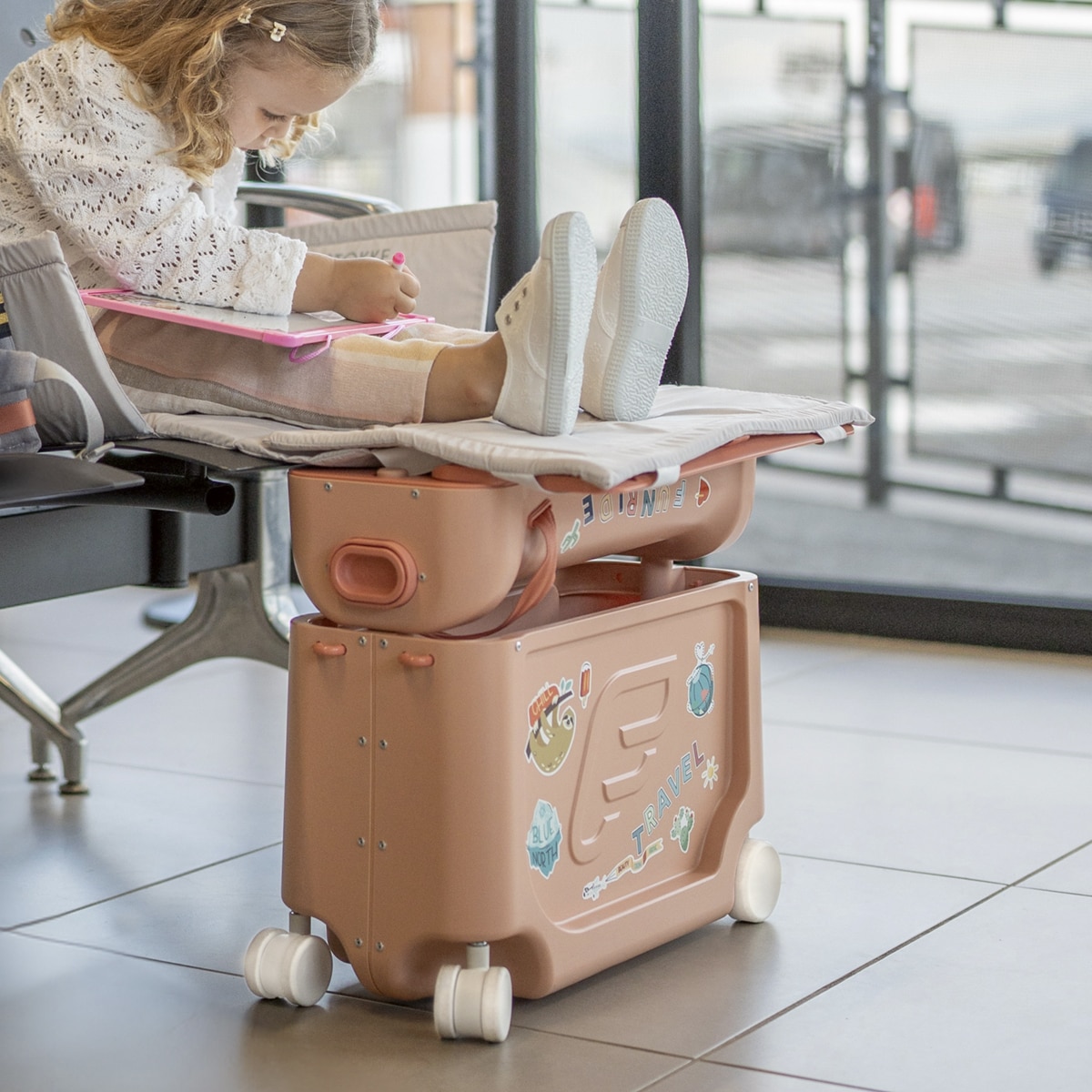Stokke ジェットキッズ コーラルピンク: ボーネルンド オンライン