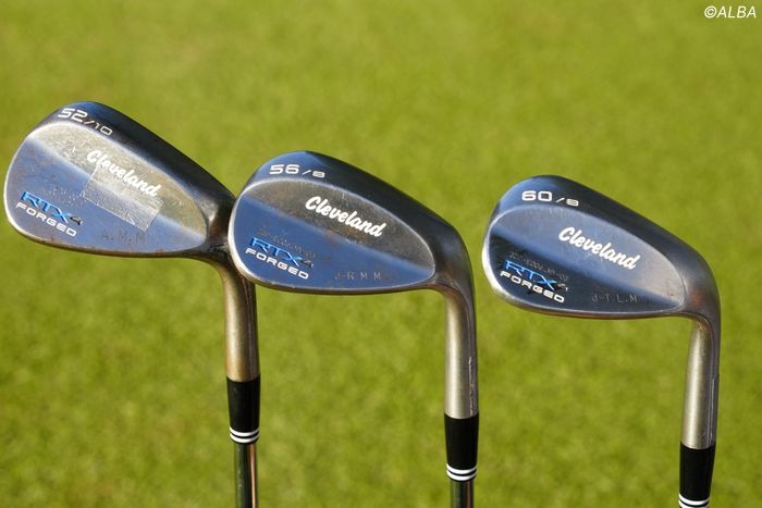 写真] 松山英樹は、超難しいバンス0度の60度ウェッジをフェースをマン