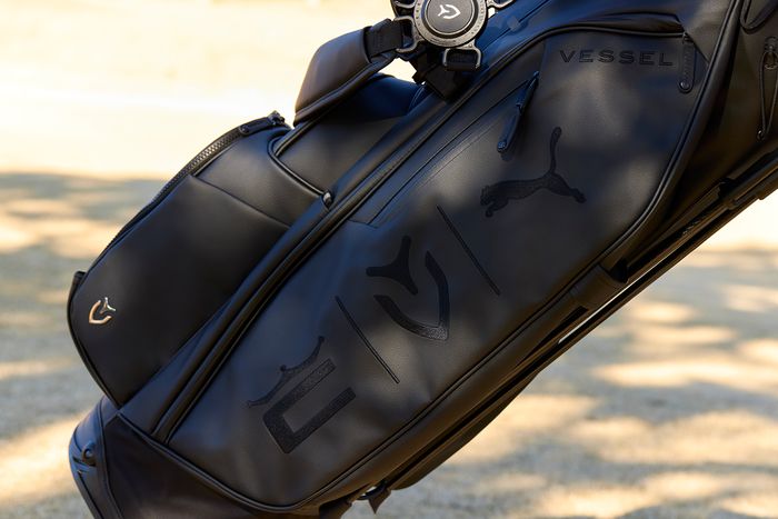 写真] シンプルで高級感あふれる コブラ×プーマ×ベゼルのキャディ