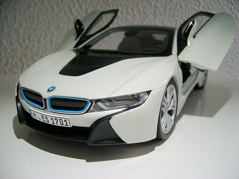 REVIEW: Paragon BMW i8 • DiecastSociety.com