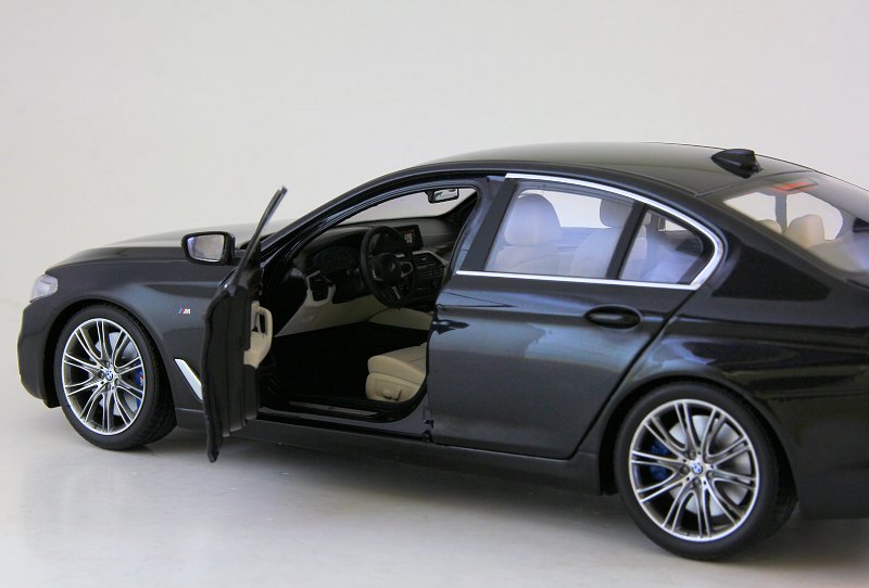 Kyosho New Bugatti Chiron 42 Black / BMW 5 Series (G30