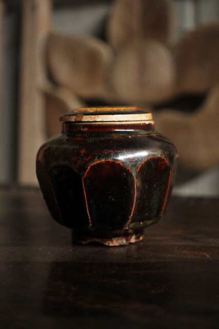 朝鮮李朝 飴釉蓋付面取壺 P523｜骨董店 のびる 古美術 骨董 和風建具