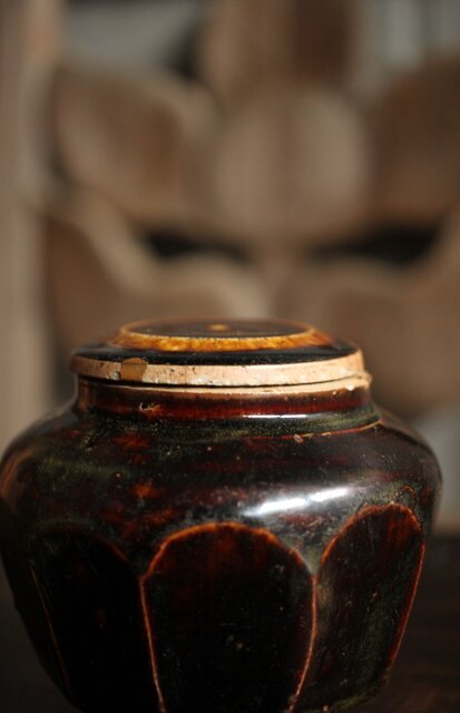 朝鮮李朝 飴釉蓋付面取壺 P523｜骨董店 のびる 古美術 骨董 和風建具