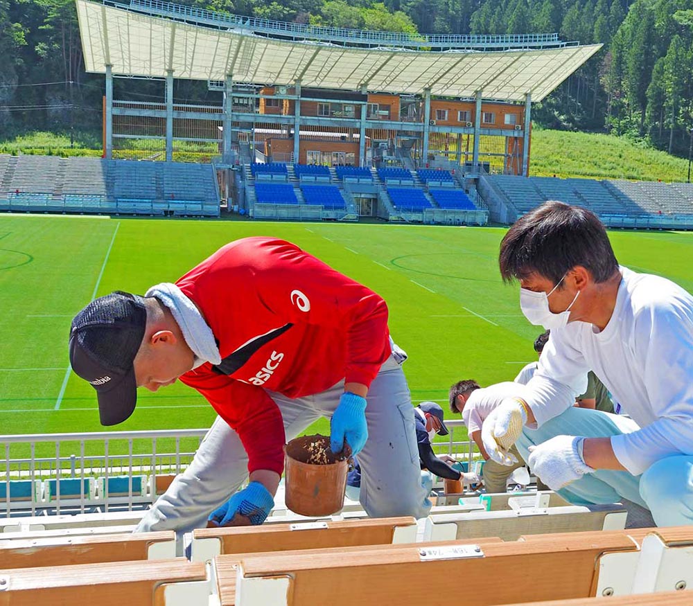 釜石鵜住居復興スタジアム、木製座席を塗り替え〜ラグビーW杯から1年を
