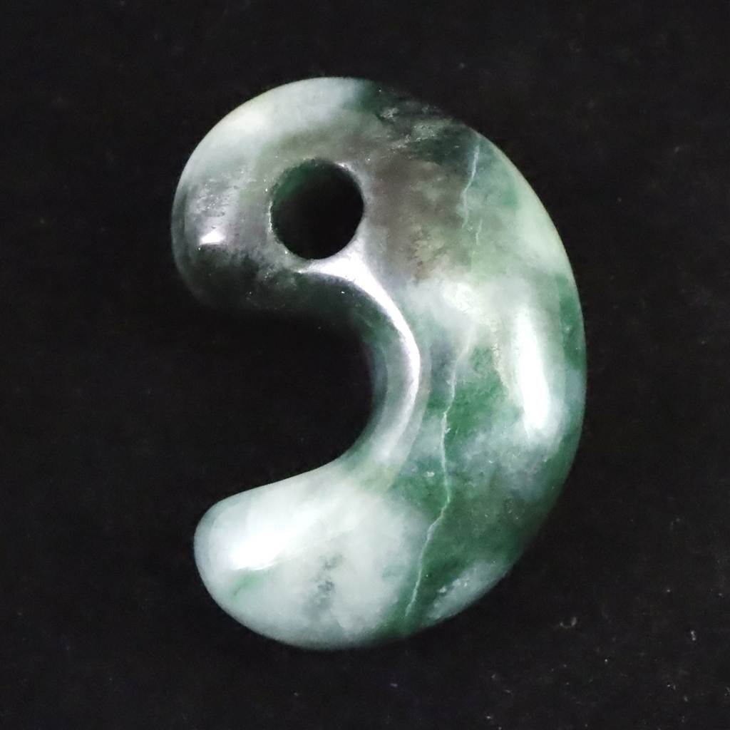 糸魚川翡翠 勾玉、原石、アクセサリー | 榎本通商