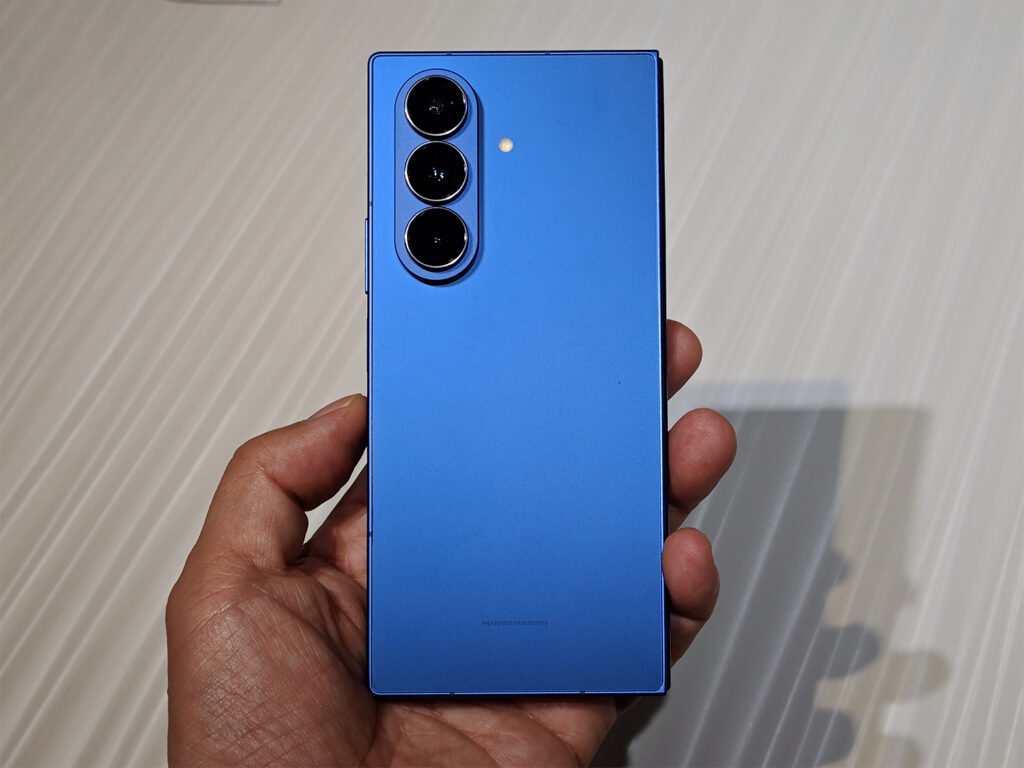 普通のスマホサイズなのに折りたたみ！サムスン「Galaxy Z Fold7」が