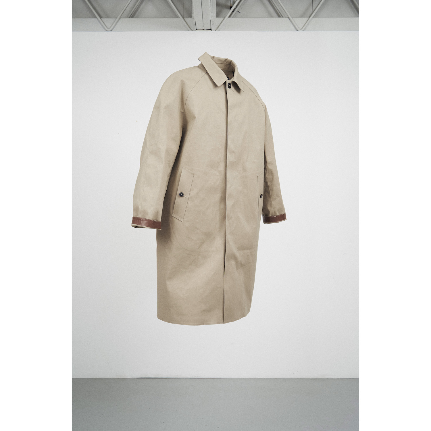 ラグラン袖になって生まれ変わった［マッキントッシュ］の定番ゴム引き