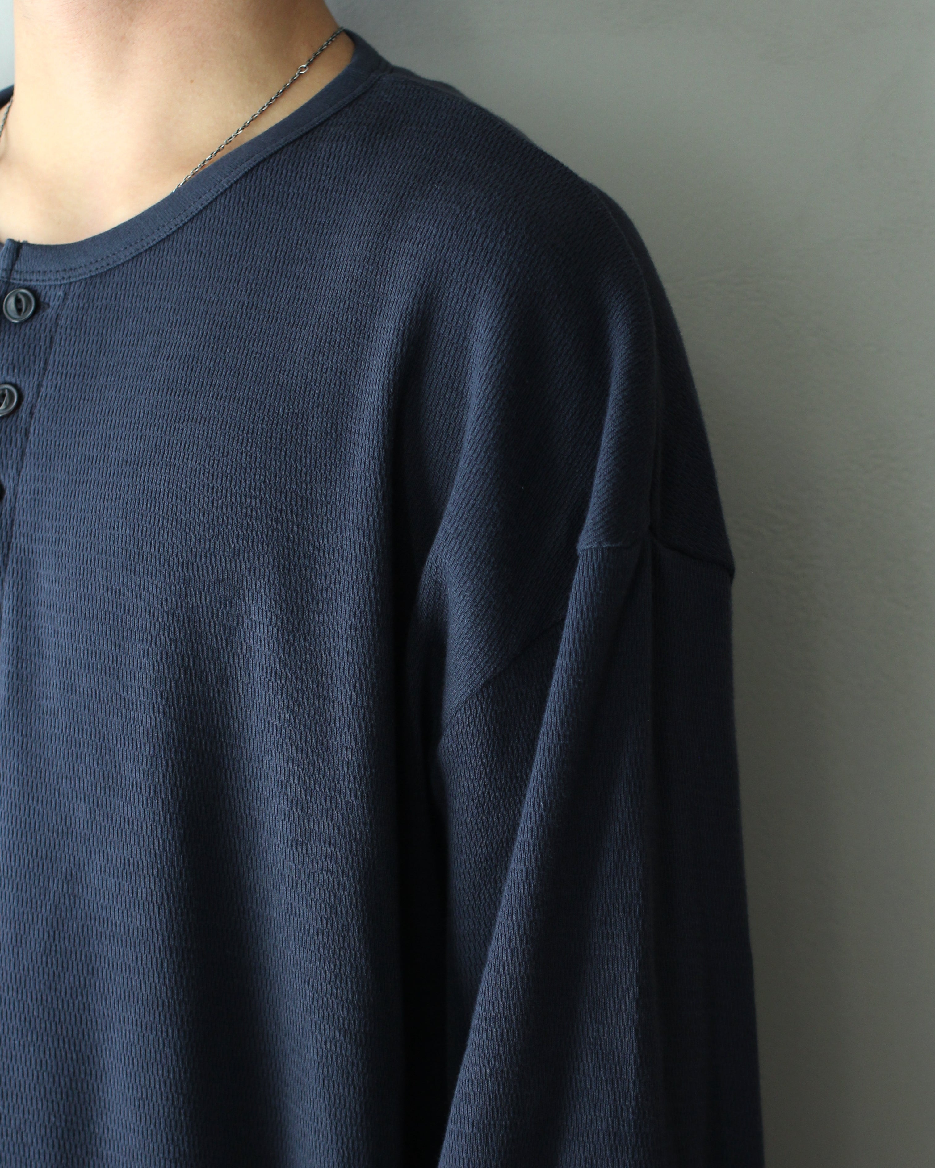 ULTERIOR / C/CASH HONEYCOMB HENLEY-NECK TOP 