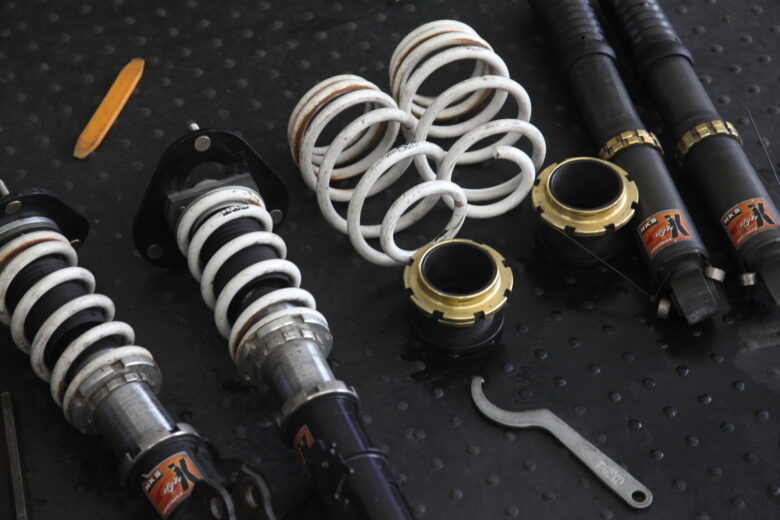 プリウスα ZVW41 HKS車高調取り付けと四輪アライメント - カー用品持込