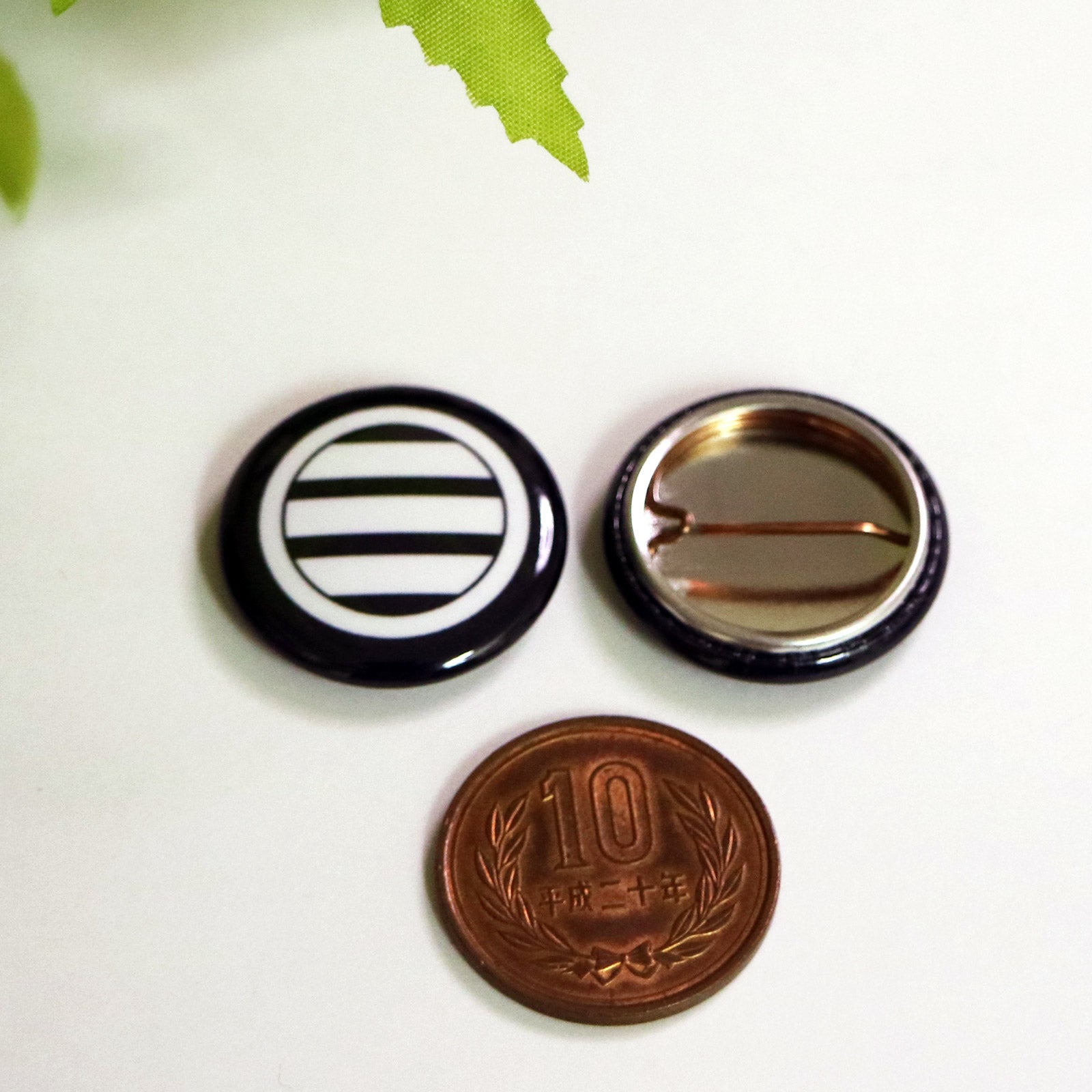 丸の内に竪三つ引き】缶バッジ：戦国武将家紋-伊達政宗【檳榔子黒