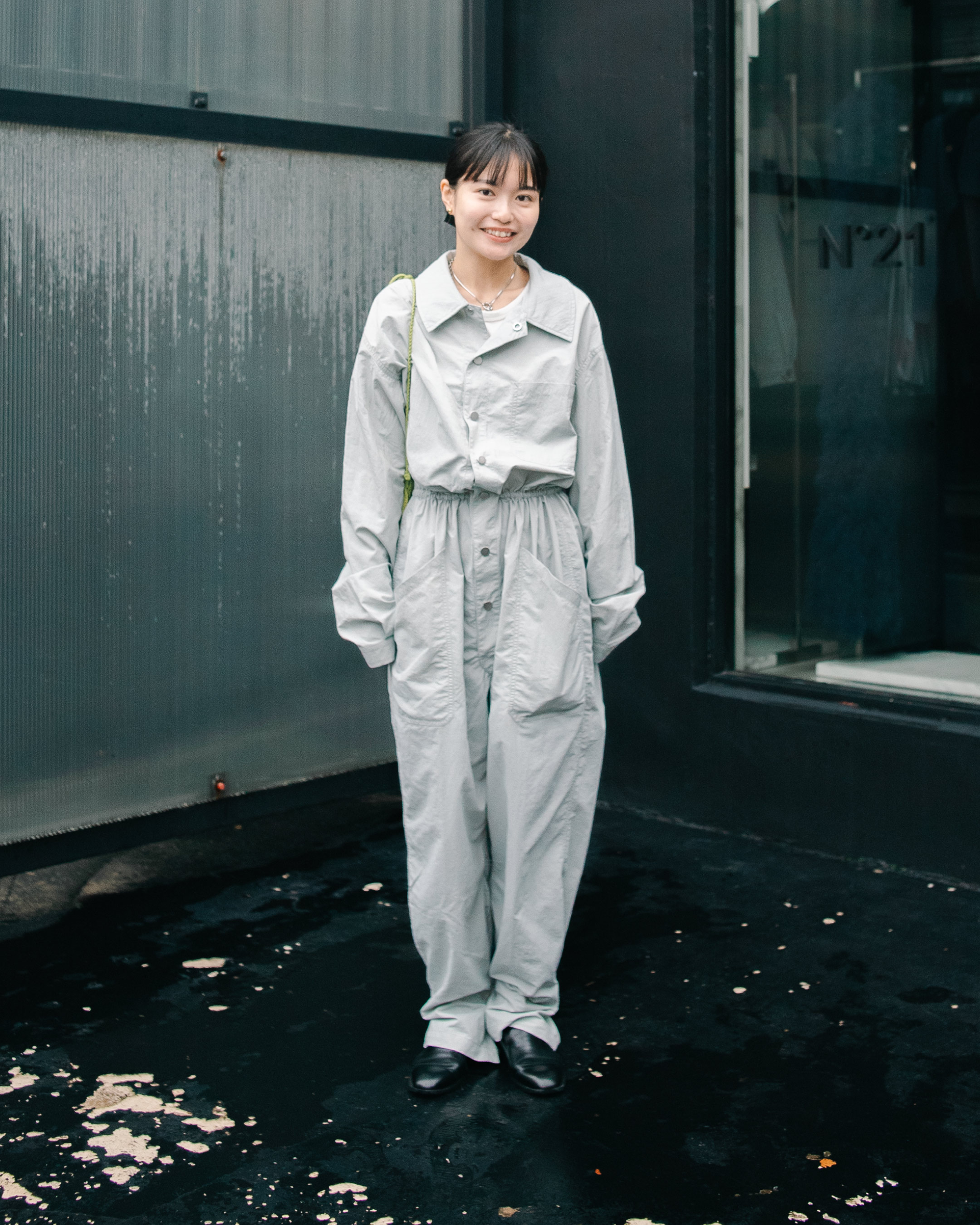 メンズライクなジャンプスーツにアクセサリーや小物で女性らしさを足