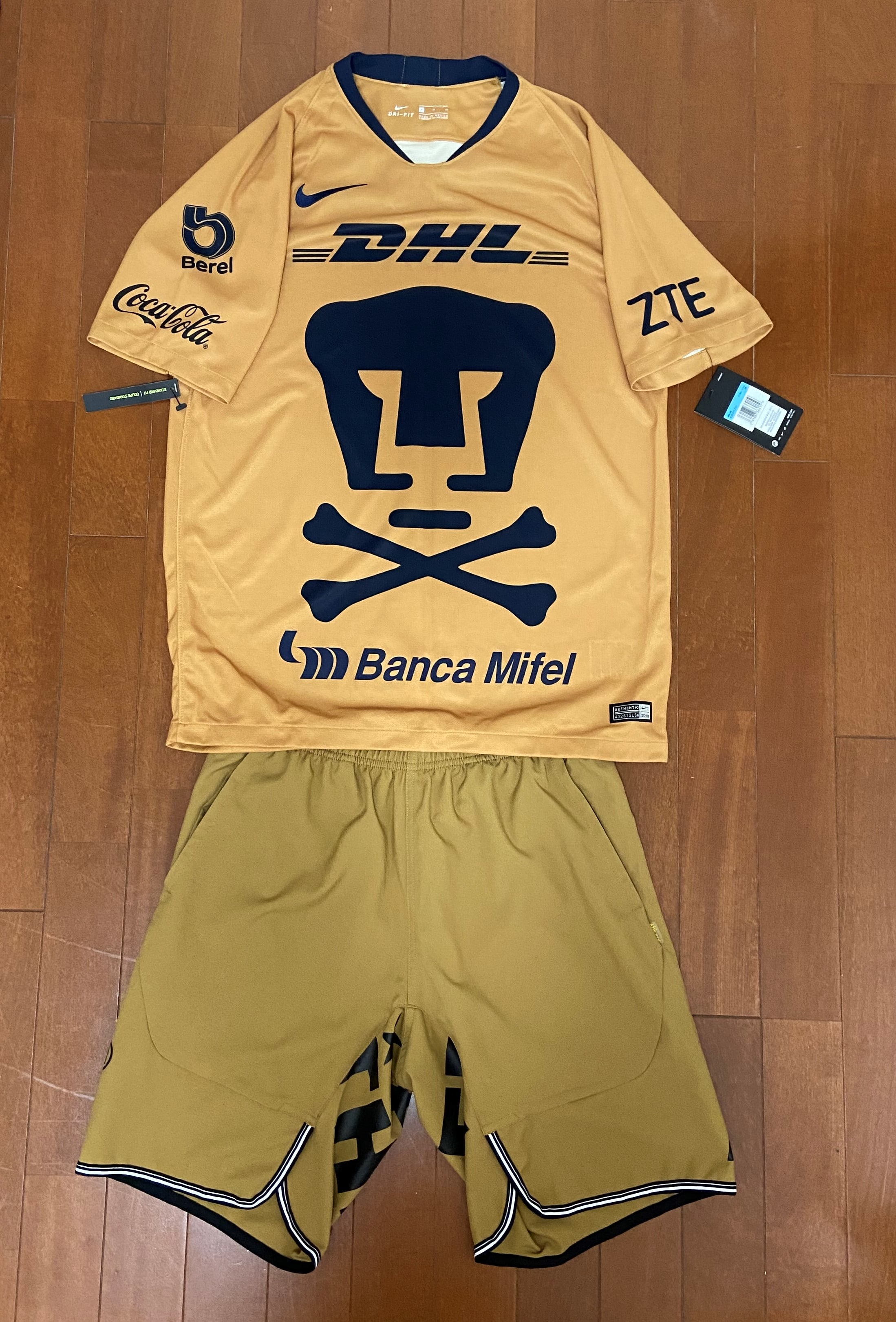 プーマス（PUMAS）南米メキシコのサッカーユニフォーム