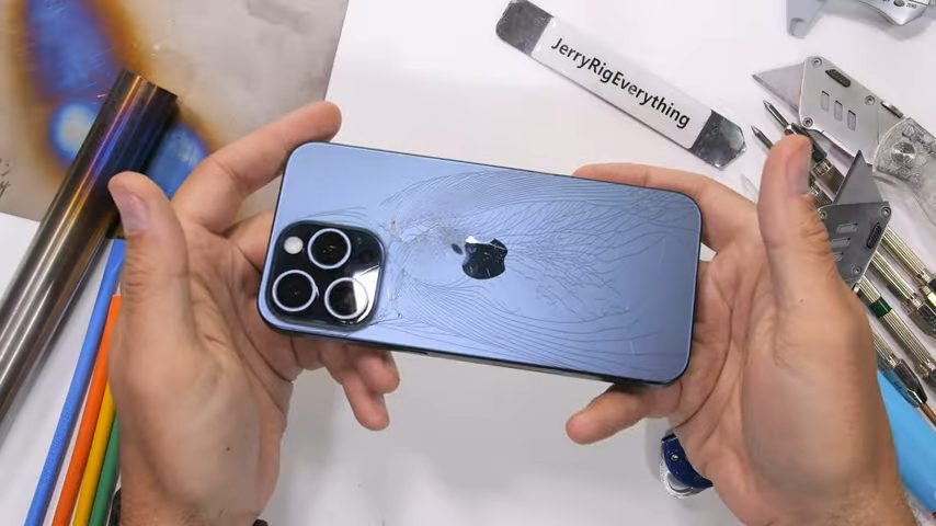 iPhone 15 Pro、チタン採用で背面ガラスが割れやすくなった？ YouTuber
