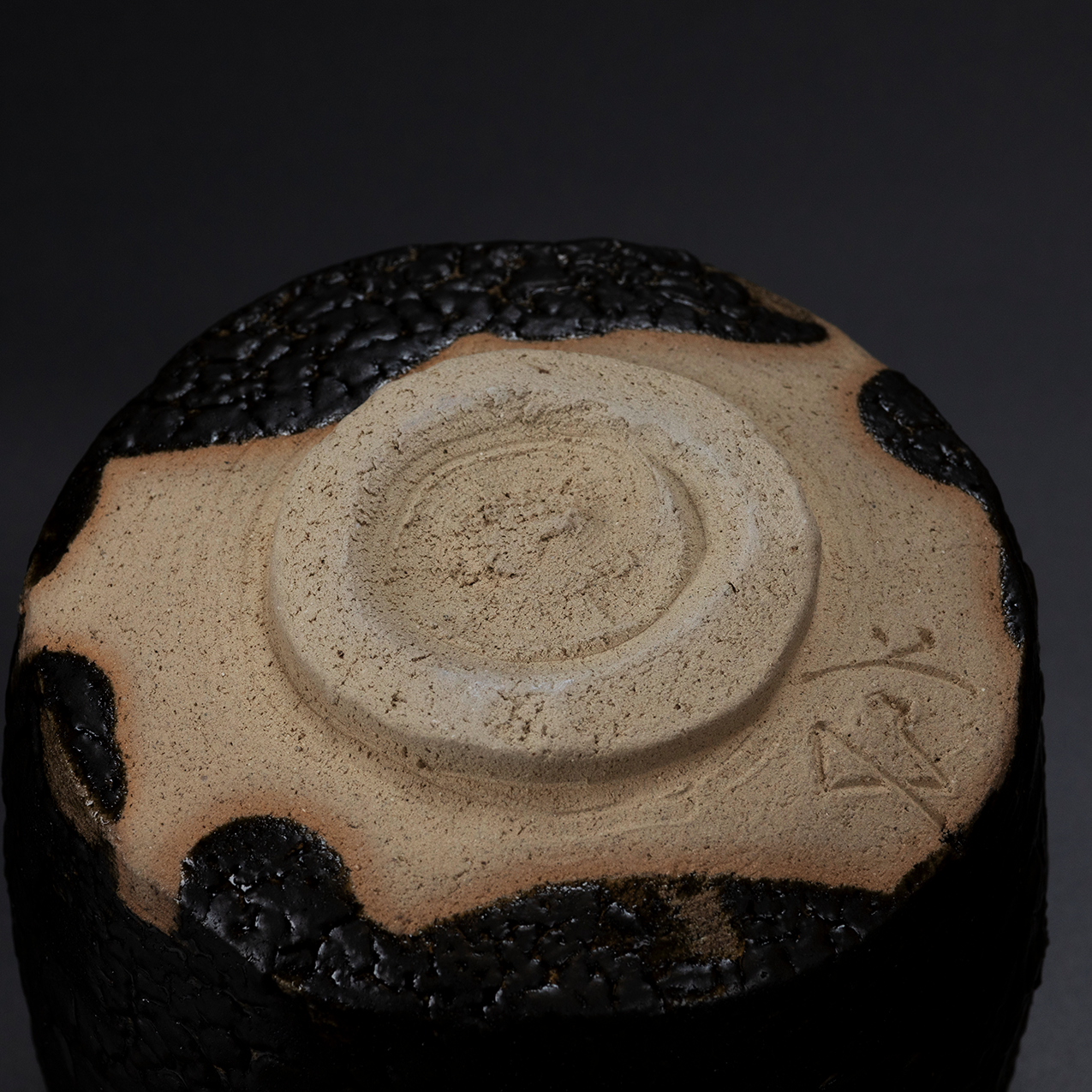 瀬戸黒茶盌｜侘び寂びを映す深き黒の美