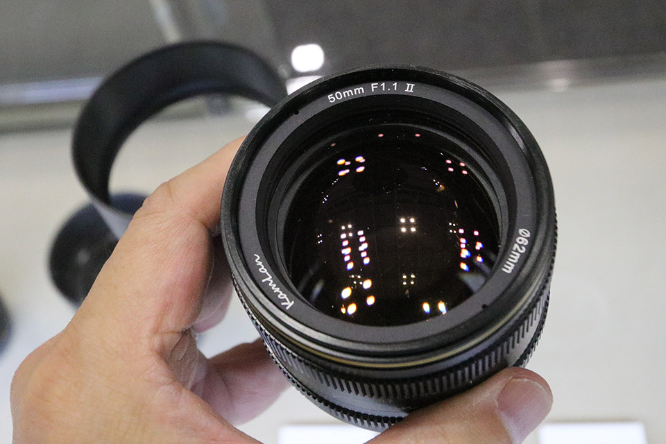 コスパ抜群の小さなF1.1単焦点が画質にこだわってパワーアップ「KAMLAN