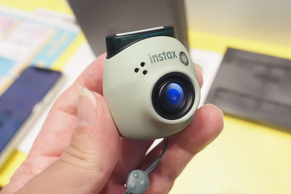 チェキをカメラだけにしたらこうなった！ 手のひらサイズの「INSTAX