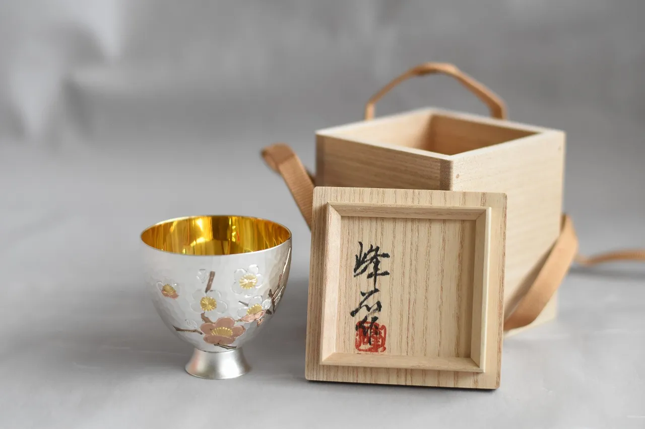 奥山峰石作・ぐい呑み『紅白梅』台付 ｜ 内藤銀器製作所