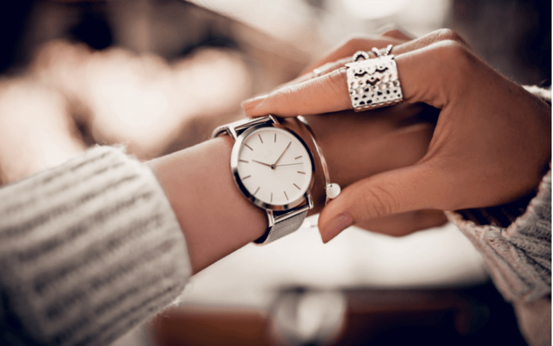 ケイトスペードの腕時計は色合いが可愛らしく女性に人気！お手入れの