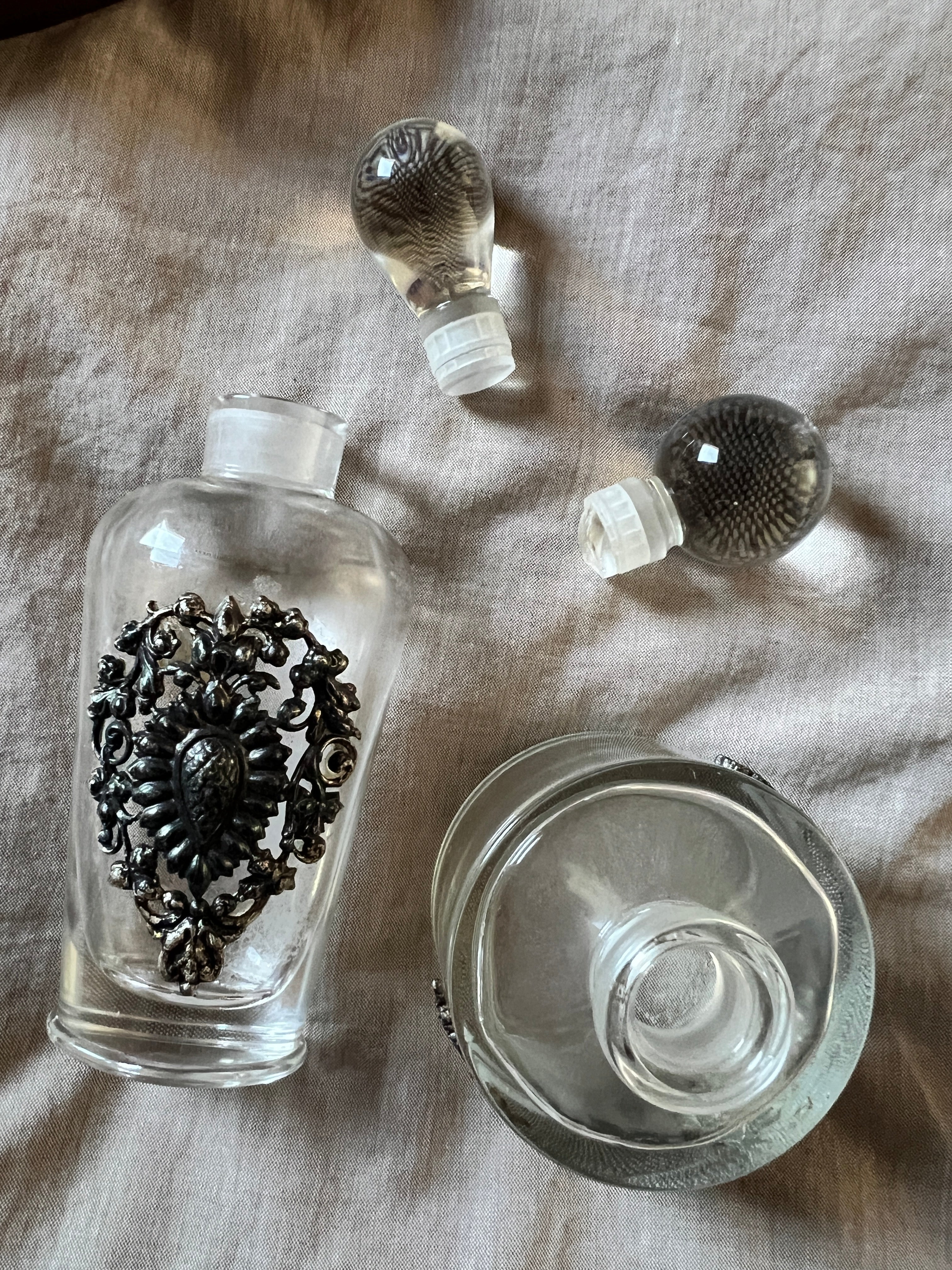 ☆フランス製香水瓶セット – France Antique 銀色アンティーク