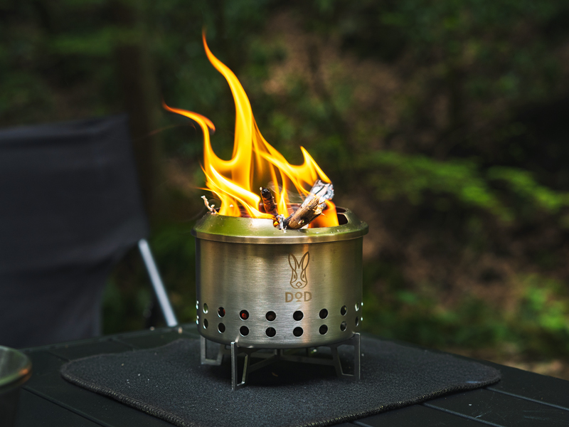 DODの超軽量焚き火台、“カップ感覚”の収納で手のひらサイズ「シェラ