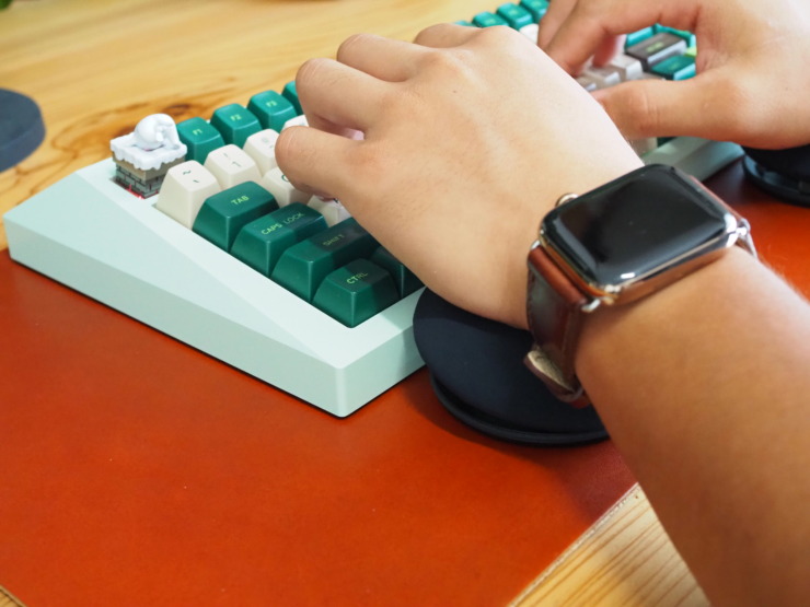 HOVER レビュー】柔軟なタイピングを実現する磁気浮上式パームレスト