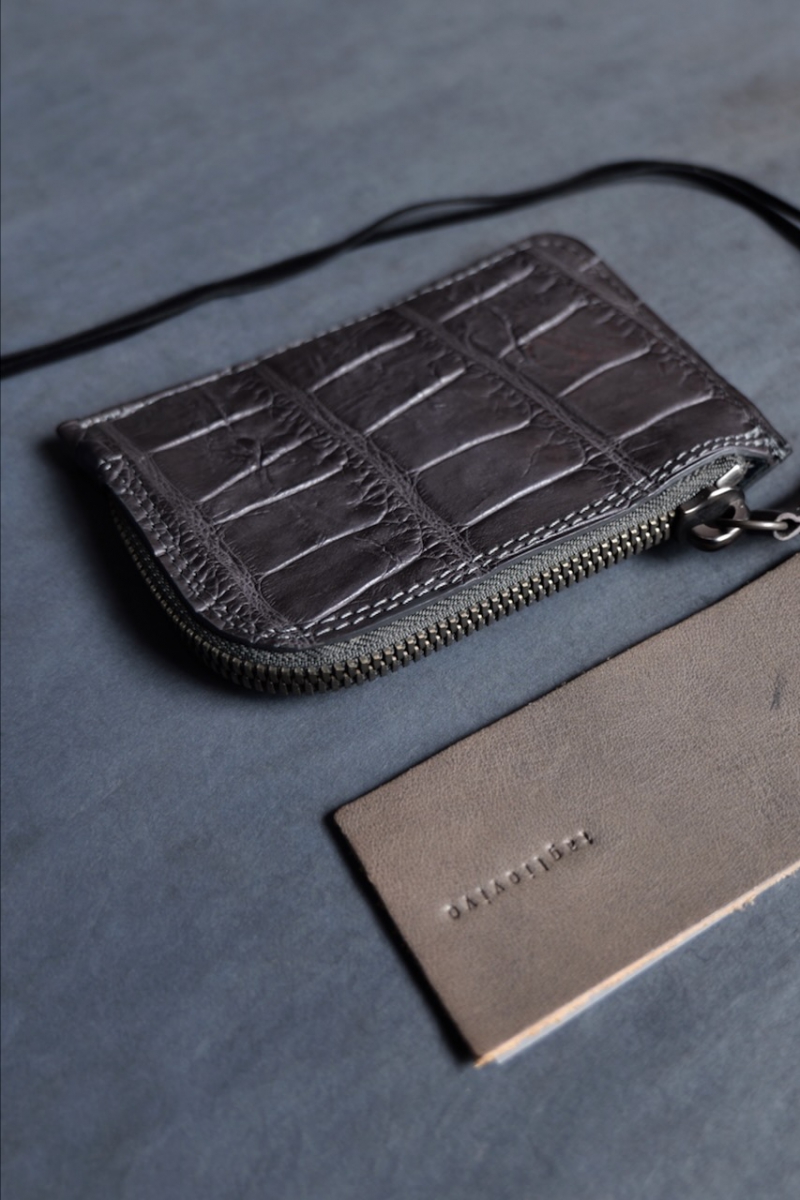 Small Zipped Wallet. Crocodile Leather. Gray. tagliovivo. « GULLAM
