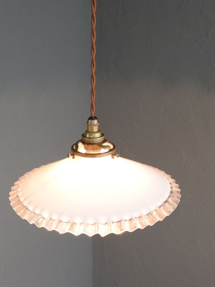 ミルクガラスのフリルシェード、フランスのアンティークペンダント