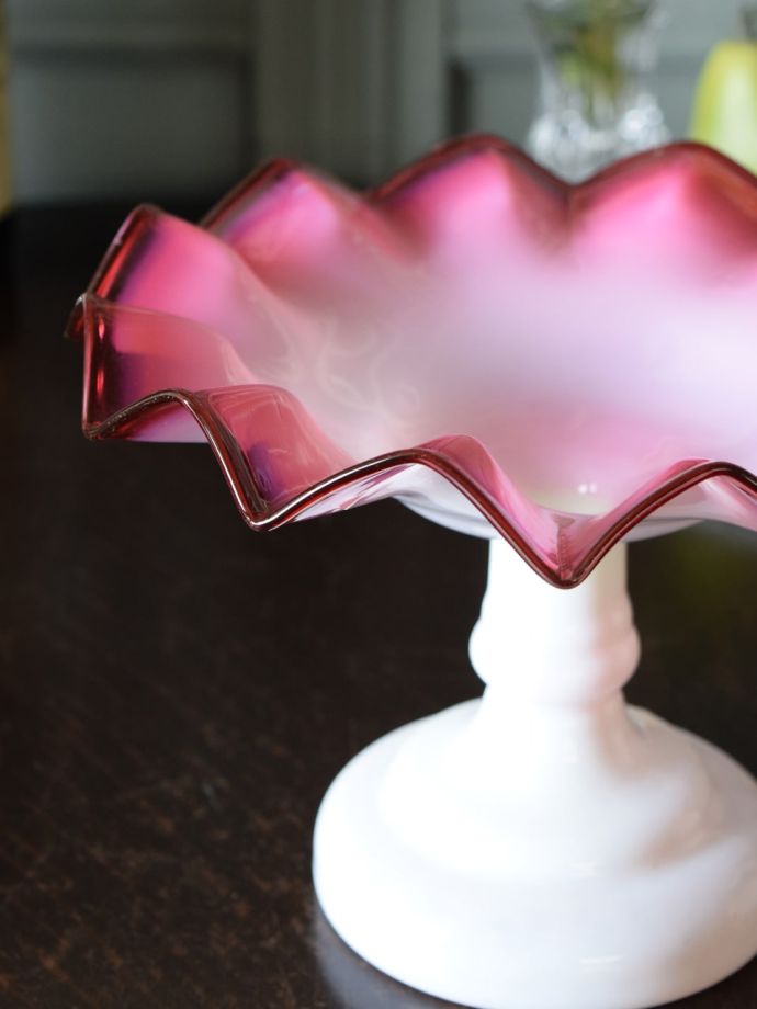 オパールセントガラスの美しいアンティーク、クランベリー色の