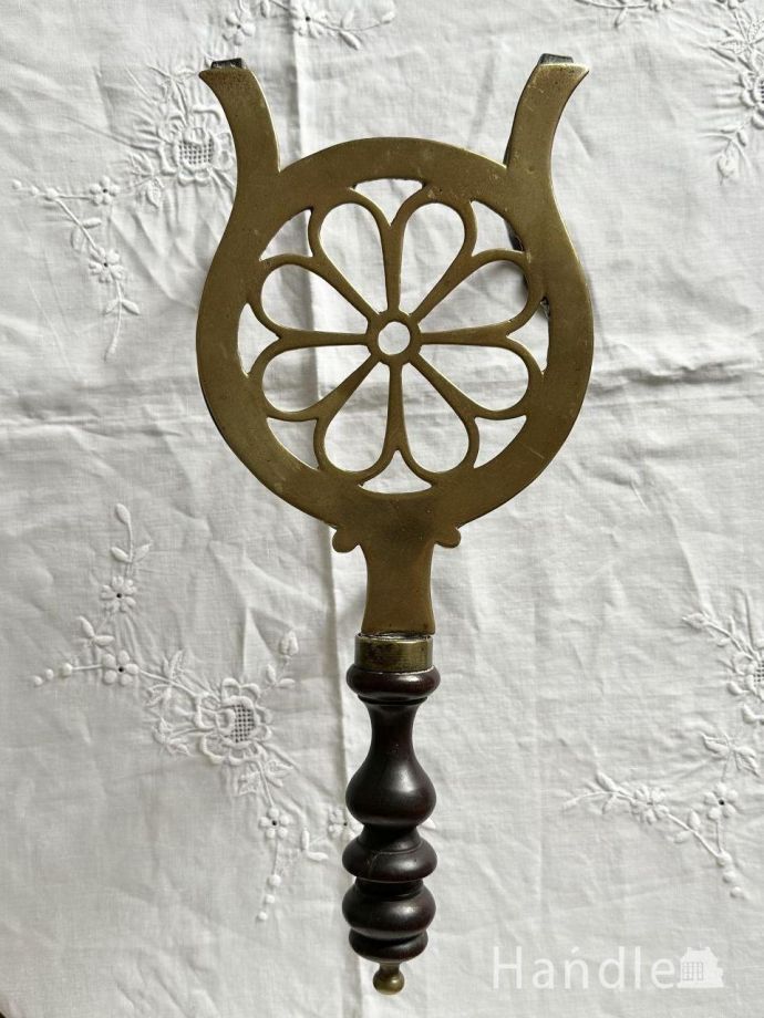 英国から届いたアンティークの鍋敷き、木製の持ち手がおしゃれな