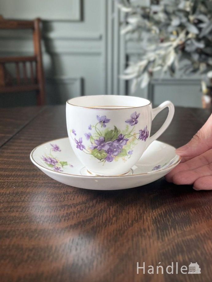 英国アンティークのカップ＆ソーサー、すみれの花が咲き誇るDUCHESS
