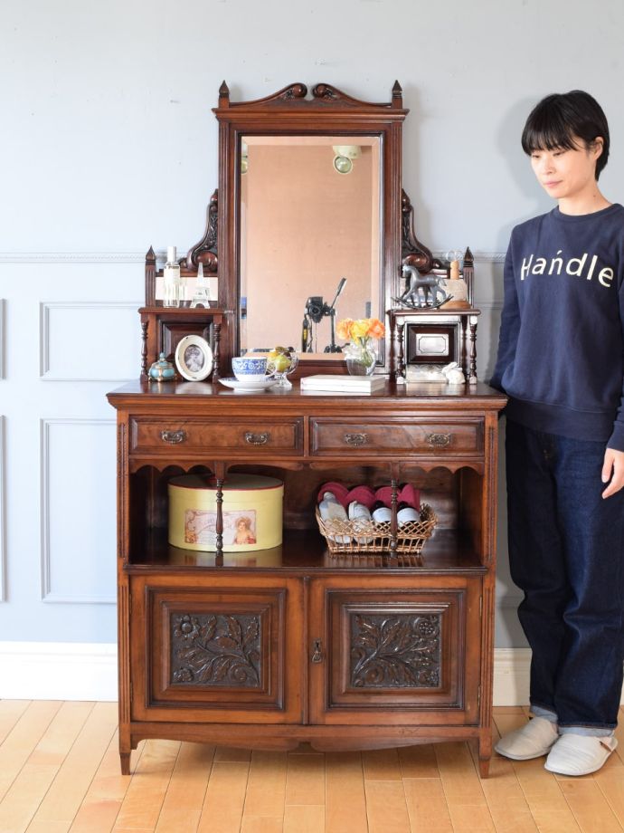 英国アンティークの美しい家具、マホガニー材のドレッサーパーラー