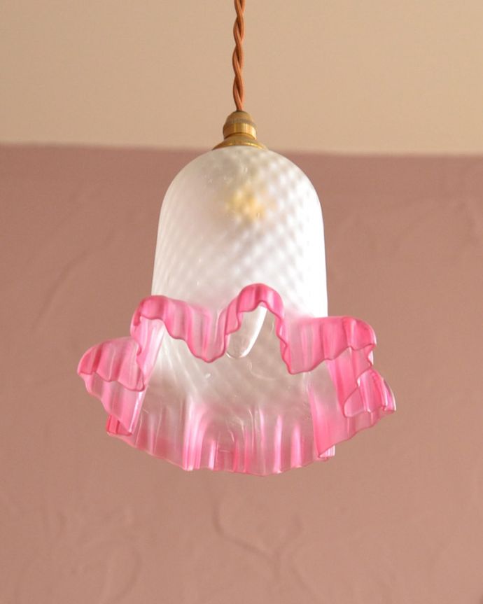 ピンク色のフリルが可愛いペンダントライト、英国アンティークガラスの