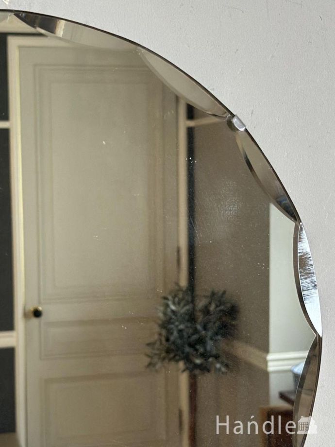 イギリスのアンティークのカッティングミラー、丸い形の縁取りが輝く壁